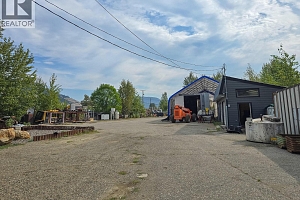 1660 Shuswap Avenue - Photo 30