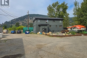 1660 Shuswap Avenue - Photo 33