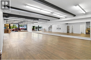 525 - 527 Lawrence Avenue - Photo 7