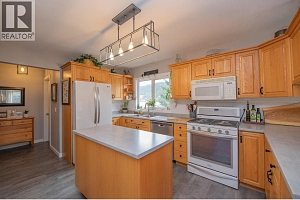 2506 Shuswap Avenue - Photo 11