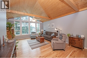 2506 Shuswap Avenue - Photo 3