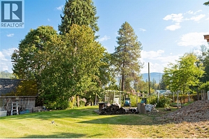 2506 Shuswap Avenue - Photo 35