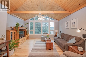 2506 Shuswap Avenue - Photo 4