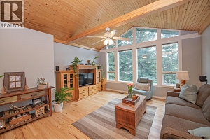 2506 Shuswap Avenue - Photo 5