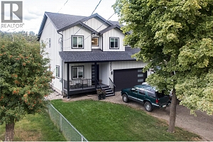 2253 Shuswap Avenue - Photo 2