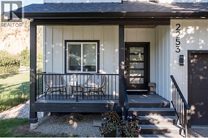 2253 Shuswap Avenue - Photo 3