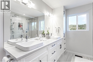 2253 Shuswap Avenue - Photo 32