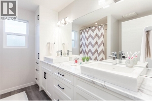 2253 Shuswap Avenue - Photo 33