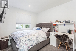 2253 Shuswap Avenue - Photo 34