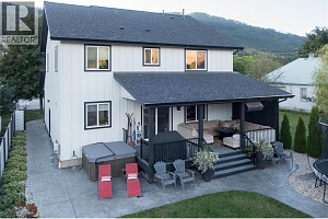 2253 Shuswap Avenue - Photo 39