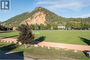 2253 Shuswap Avenue - Photo 43