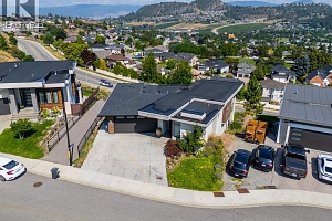 1341 Sladen Crescent - Photo 3