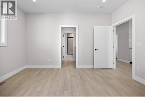 1675 HARBOUR VIEW Crescent - Photo 23