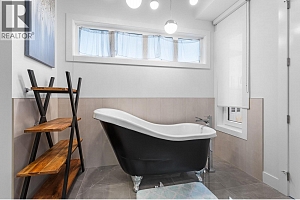 1068 Clarance Avenue - Photo 29