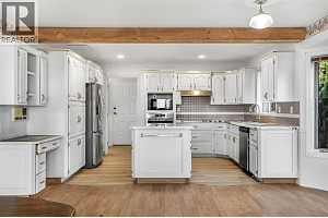 727 Cassiar Crescent - Photo 3