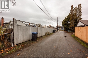 2405 Pandosy Street - Photo 18