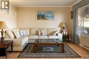 1607 45 Street - Photo 5