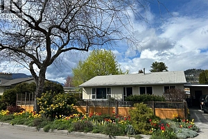 1122 Stockwell Avenue - Photo 2