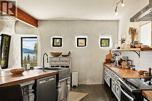 6226 Sanderson Avenue - Photo 11