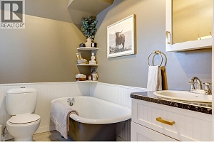 2245 Shuswap Avenue - Photo 23