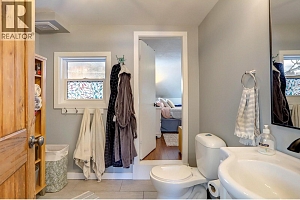 2245 Shuswap Avenue - Photo 39