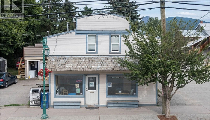 2037 Shuswap Avenue - Photo 1