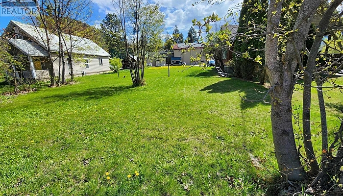 2171 Shuswap Avenue - Photo 1