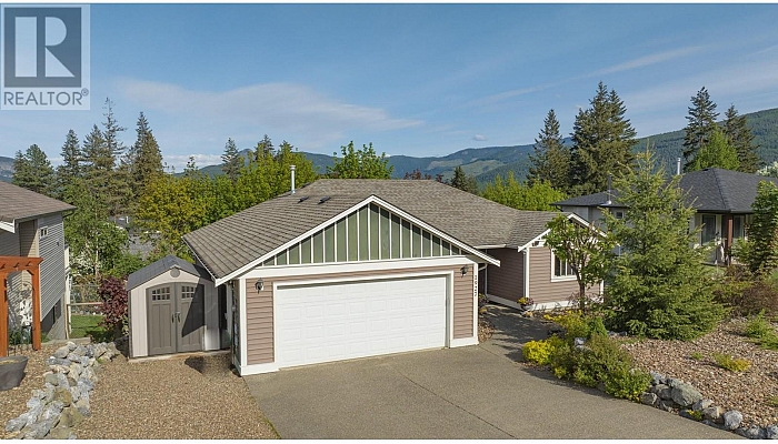 1927 Skyview Crescent - Photo 1