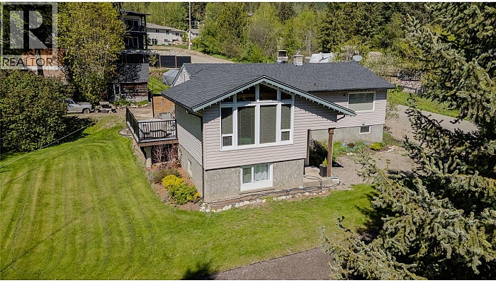 2506 Shuswap Avenue - Photo 1