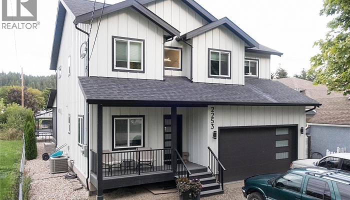 2253 Shuswap Avenue - Photo 1