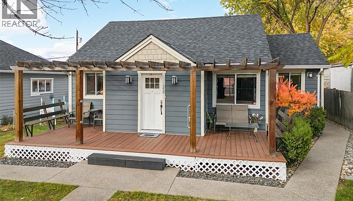 558-560 Cambridge Avenue - Photo 1