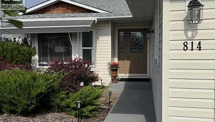 814 8 Avenue - Photo 1