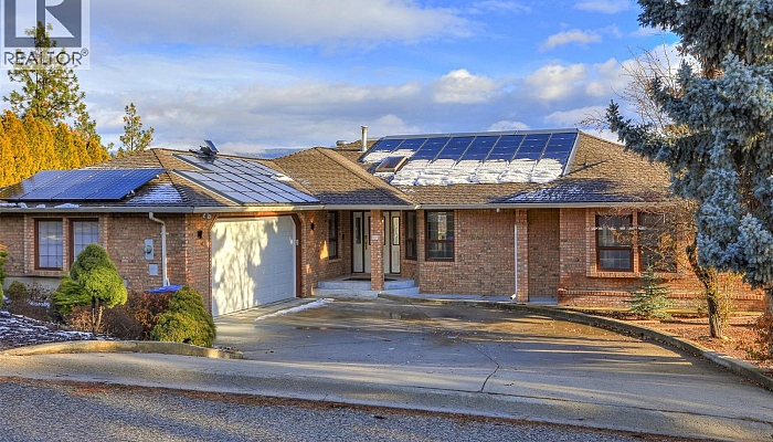 727 Cassiar Crescent - Photo 1