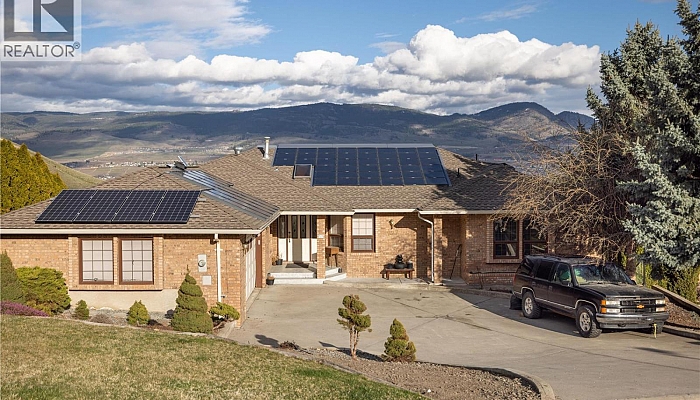 727 Cassiar Crescent - Photo 1