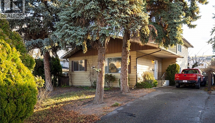 1607 45 Street - Photo 1